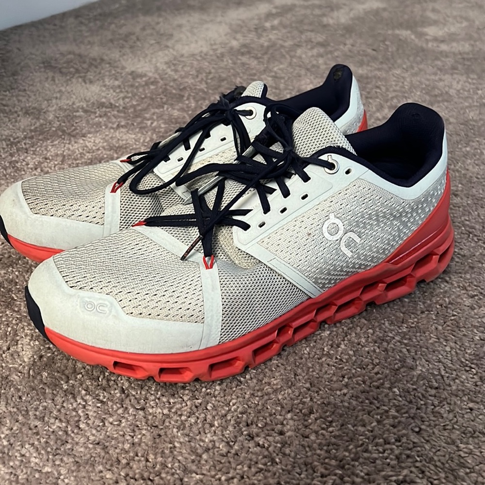 On cloud running shoes size 11